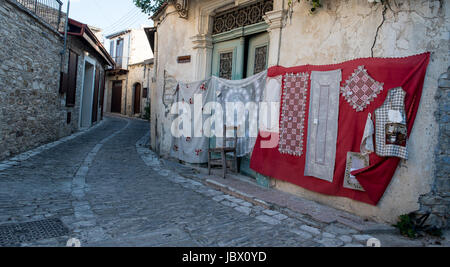 Lefkara, Zypern - 21. August 2016: Handgemachte Spitze, genannt Lefkaritika, hängt an der Wand eines Hauses in Lefkara Dorf, Larnaca, Zypern Stockfoto