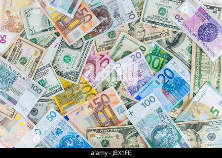 Hintergrund von Dollar, Euro und polnischen Złoty-Banknoten hergestellt Stockfoto