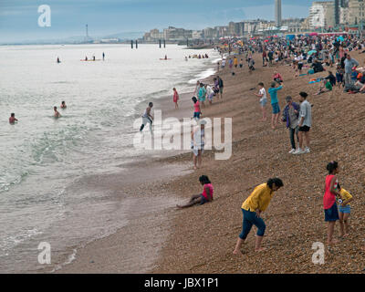 Leute, die Spaß am Strand von Brighton Stockfoto