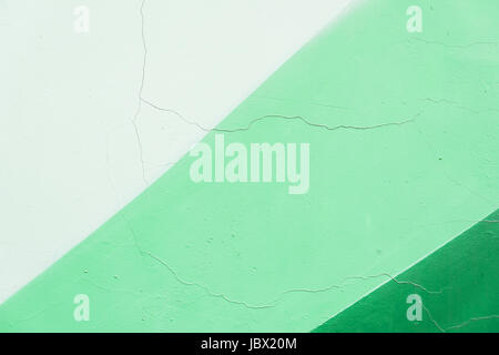 Detail und Textur von rissigen alten verputzte Wand, Fragment von Graffiti, alt gechipt Farbe, Kratzer, Grunge Texturen, Schattierungen von Grün. Modernen Hintergrund, banner Stockfoto