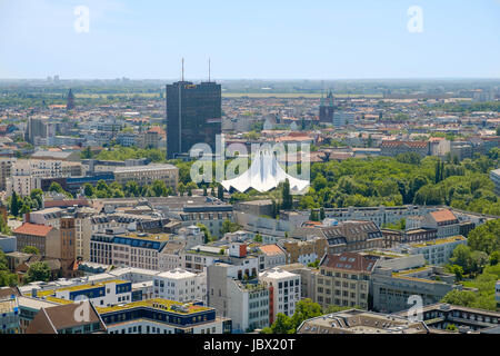 Berlin, Deutschland - 9. Juni 2017: Berliner Skyline über Kreuzerbg Bezirk zeigt das Dach des Tempodrom Event Location Berlin, Deutschland. Stockfoto
