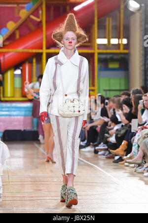 Ein Model auf dem Laufsteg bei Vivienne Westwood zeigen im Rahmen der London Fashion Kollektionen Männer 2018. PRESSEVERBAND Foto. Bild Datum: Montag, 12. Juni 2017. Bildnachweis sollte lauten: Ian West/PA Wire Stockfoto