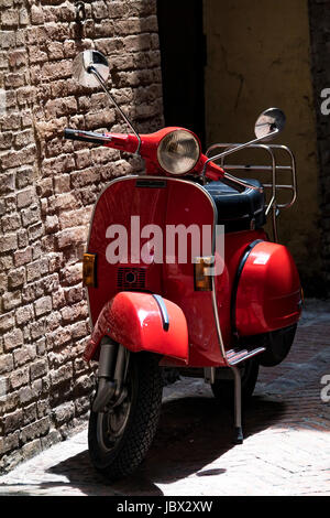 Rote italienische Oldtimer Vespa-Roller Stockfoto