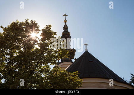 Saint George Cathedral in Novi Sad, Serbien, von hinten bei Sonnenuntergang aufgenommen. Dies ist eines der wichtigsten Symbole der serbisch-orthodoxen Kirche in Novi Sad, k Stockfoto