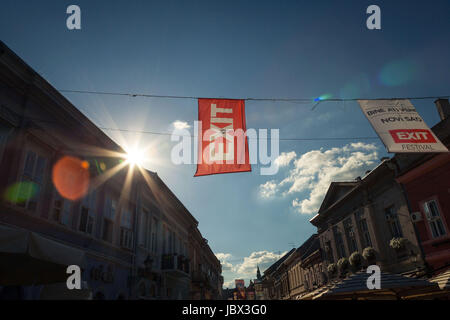 NOVI SAD, Serbien - 11. Juni 2017: Banner und Flagge in Novi Sad Hauptstraßen kündigt die bevorstehende Exit-Festival, findet jedes Jahr in der Stadt, eine der Stockfoto