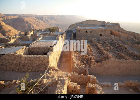 Die Northern Palastruine auf der Festung Masada auf dem Plateau von Masada in der Morgendämmerung, Israel Stockfoto