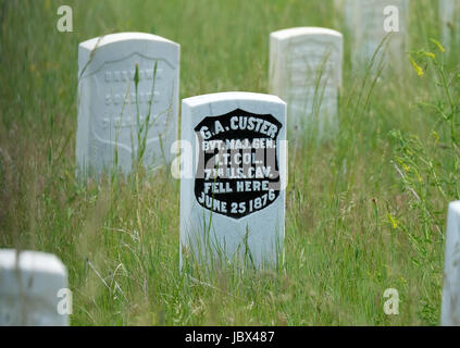 Ein Kopf-Stein (schwarz) markiert die Stelle, wo General George Custer am letzten Stand Hill während der Schlacht von Little Bighorn, Montana am 25. Juli 1876 fiel. Stockfoto