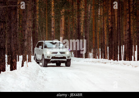 Suv-fahrten auf dem Winter Forest Road Stockfoto