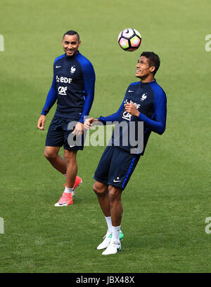 Frankreichs Raphael Varane und Dimitri Payet (links) während des Trainings im Stade de France, Paris. Stockfoto