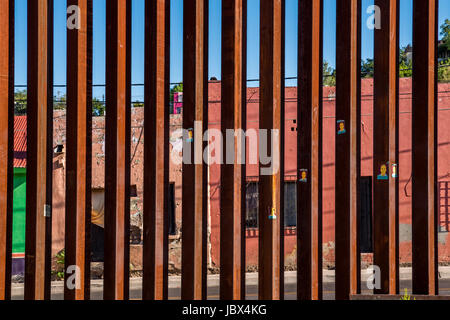 Internationale Grenze zwischen den Vereinigten Staaten und Mexiko in Nogales, Arizona; Nahaufnahme von Stahl Grenzzaun Stockfoto