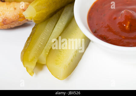 Gurken und rotglühende Tomatensauce für gebratene Schweinerippchen. Makro. Foto kann als ganze Hintergrund verwendet werden. Stockfoto