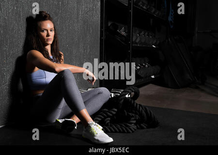 Junge Frau in cross-Fit Fitness-Studio, eine Pause von Training Stockfoto