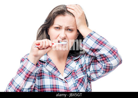 Verschlafene unzufrieden Frau putzen ihre Zähne nach dem Aufwachen, isoliert, Porträt Stockfoto