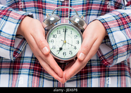 07:00 zeigt Wecker in weiblichen Händen Stockfoto