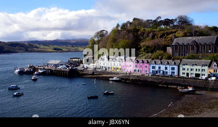 Angelboote/Fischerboote im Hafen von Portree, Isle Of Skye, North West Schottisches Hochland, Schottland, Vereinigtes Königreich. Stockfoto