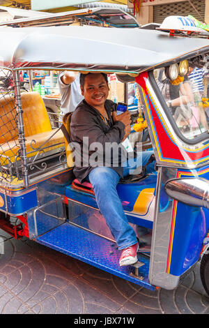 BANGKOK, THAILAND - 24 APRIL: Tuk Tuk Fahrer warten für Kunden auf der Straße von Bangkok Chinatown am 24. April 2016 in Bangkok, Thailand. Stockfoto