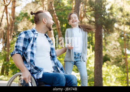 Positiv erfreut Familie verbringt Zeit mit Vergnügen Stockfoto