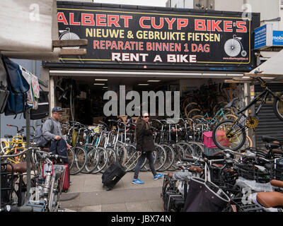 Fahrrad-Fachhändler bei Albert Cuyp Market in der Nähe von Rembrandsplein, Amsterdam, Provinz Nord-Holland, Niederlande Stockfoto