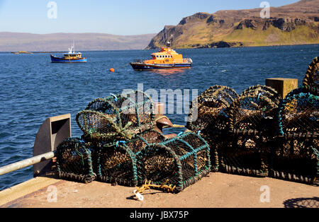 Hummer-Töpfe & RNLB Rettungsboot (Stanley Watson Barker) im Hafen von Portree, Isle Of Skye, North West Schottisches Hochland, Schottland, Vereinigtes Königreich. Stockfoto