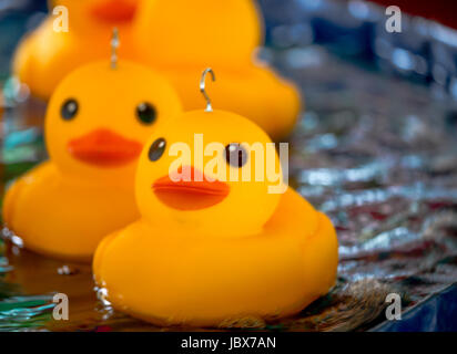 Kunststoff aus einem Childrens "Hook A Duck" Spiel Kirtlington fest Jahrmarkt Enten.  Juni 2017 Stockfoto