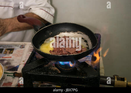 Spiegeleier und Lamm Leber in einer Pfanne in einem libanesischen restaurant Stockfoto