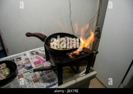 Spiegeleier und Lamm Leber in einer Pfanne in einem libanesischen restaurant Stockfoto