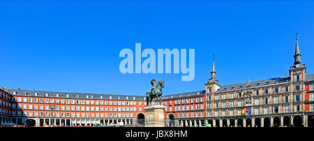 Madrid, Spanien. Plaza Mayor. Bronzene Reiterstatue (1616) von Philip (Felipe) III Stockfoto