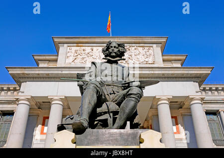 Madrid, Spanien. Museo del Prado (Westeingang). Statue von Velázquez (1899: Aniceto Marinas) Stockfoto