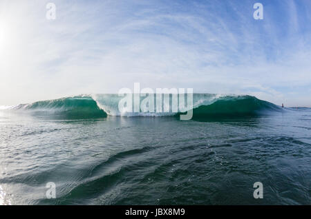 Welle Closeup im Inneren Absturz explodierenden Wildwasser Ozean schwimmen Foto Stockfoto