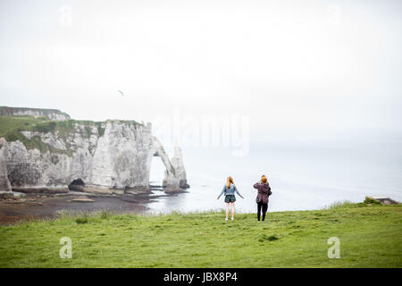 Touristen in der Nähe von Etretat Küste Stockfoto