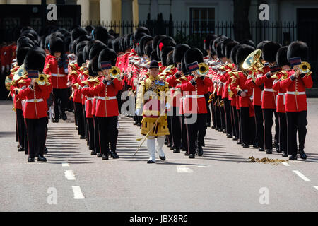 März auf der Mall in Richtung Horse Guards Parade für den Duke of Cambridge, The Colonel Beitrag in der Mall zu nehmen Truppen / Buckingham Palace, London, UK - Samstag, 10. Juni 2017. Der Oberst Review ist die zweite Probe für die Trooping die Farbe-Parade, die am 17. Juni stattfindet. Stockfoto