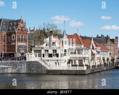 Café Loetje und Canal Tours am Hauptbahnhof Amsterdam, Provinz Nord-Holland, Niederlande Stockfoto