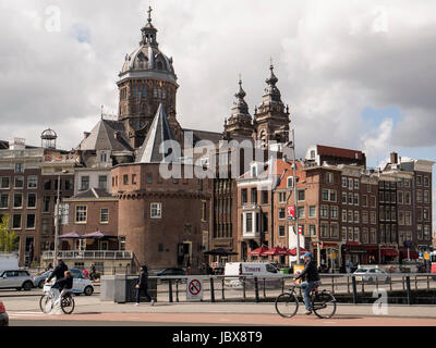 Turm Schreierstoren und Nikolai Kirche Sint Nicolaaskerk Amsterdam, Provinz Nord-Holland, Niederlande Stockfoto