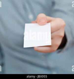 Leere Visitenkarte in weiblicher Hand hautnah Stockfoto