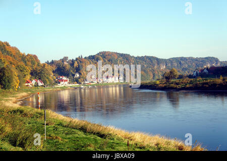 Sterben Sie Elbe Im Deutschen Teil des Elbsandsteingebirges; Staelebank Felsen Und Bunte Laubwälder; bin Ufer Ein Kleiner Schminken der Elbe Fluss im deutschen Teil des Elbsandsteingebirges; steile Felsen und bunten Laubwälder; am Ufer eines kleinen Kurort Stockfoto