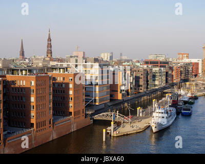Blick auf die Hafencity von Plaza der Konzerthalle Elbphilharmonie, Hamburg, Deutschland Stockfoto
