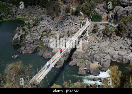 Alexandra Hängebrücke (Baujahr 1904) oberhalb des ersten Beckens auf der South Esk River in der Cataract Gorge in Launceston, Tasmanien, Australien Stockfoto