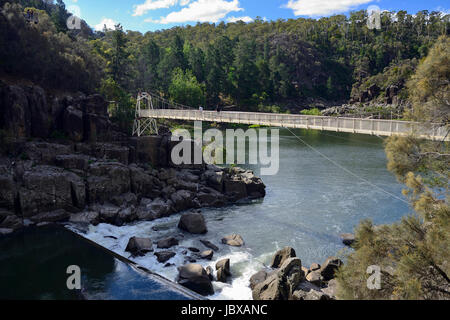 Alexandra Hängebrücke (Baujahr 1904) oberhalb des ersten Beckens auf der South Esk River in der Cataract Gorge in Launceston, Tasmanien, Australien Stockfoto