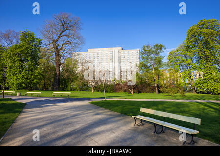 Polen, Warschau, sächsische Garten im Frühjahr, öffentlicher Park in der Innenstadt, Gasse mit Bänken Stockfoto