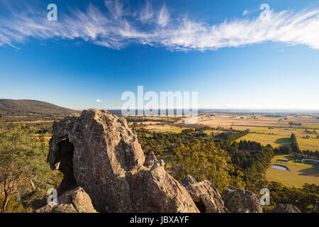 Die beliebte Touristenattraktion von Hanging Rock. Eine vulkanische Gruppe von Felsen auf einem Hügel in Makedonien reicht, Victoria, Australien Stockfoto