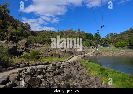 Sessellift oberhalb des ersten Beckens auf der South Esk River in der Cataract Gorge in Launceston, Tasmanien, Australien Stockfoto