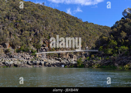 Alexandra Hängebrücke (Baujahr 1904) oberhalb des ersten Beckens auf der South Esk River in der Cataract Gorge in Launceston, Tasmanien, Australien Stockfoto