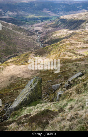 Blick auf Crowden Clough aus Laddow schaukelt, North Derbyshire, England. Stockfoto