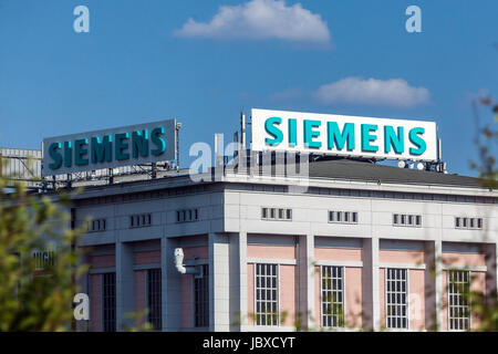 Siemens-Logo, Schild, auf dem Dach des Gebäudes, Dresden, Deutschland Siemens-Werk Stockfoto