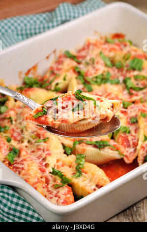 Teigwaren Conchiglioni Muscheln gefüllte Fleisch Hackfleisch mit Spinat und Tomatensauce, Parmesan-Käse. Stockfoto