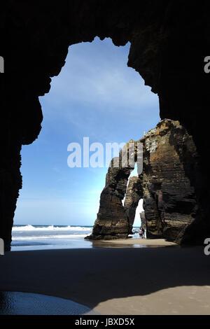 Naturstein wölbt sich am Strand von Kathedralen in Galicien, Nordspanien. Kantabrische Küste, Galizien, Spanien. Stockfoto