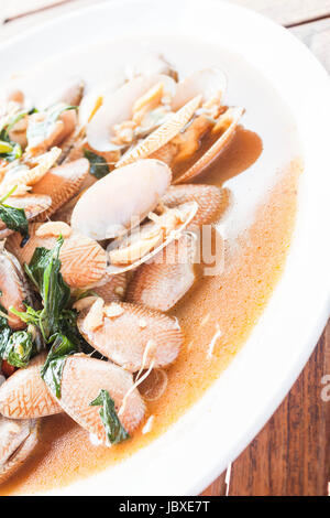 Gebratenes Venusmuscheln mit gebratenen Chili-Paste auf weißen Teller Stockfoto