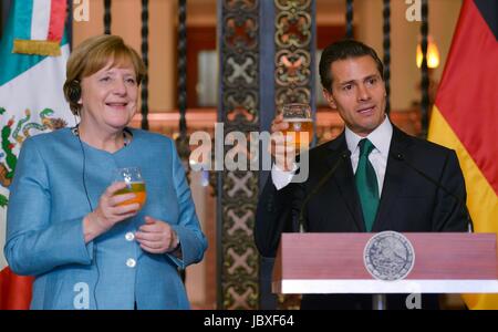 Bundeskanzlerin Angela Merkel lächelt, als sie ein Bier für einen Toast von mexikanischen Präsidenten Enrique Pena Nieto am nationalen Palast Los Pinos 9. Juni 2017 in Mexico City, Mexiko hält. Stockfoto