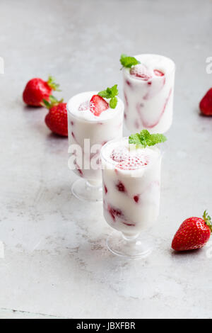 Hausgemachtes Erdbeer Eis in Gläser auf graue Leuchttisch Stockfoto