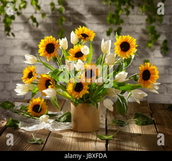 Blumenstrauß mit Sonnenblumen und Tulpen. Stockfoto